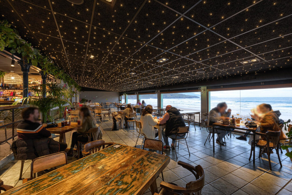 Comedor con vistas a la playa en playa de La Arena