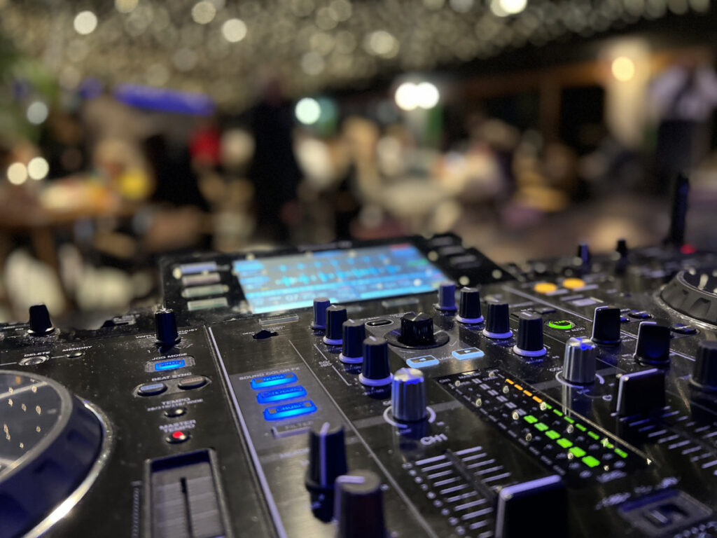 Sesiones con DJ en los atardeceres de viernes y sábados en la playa de La Arena